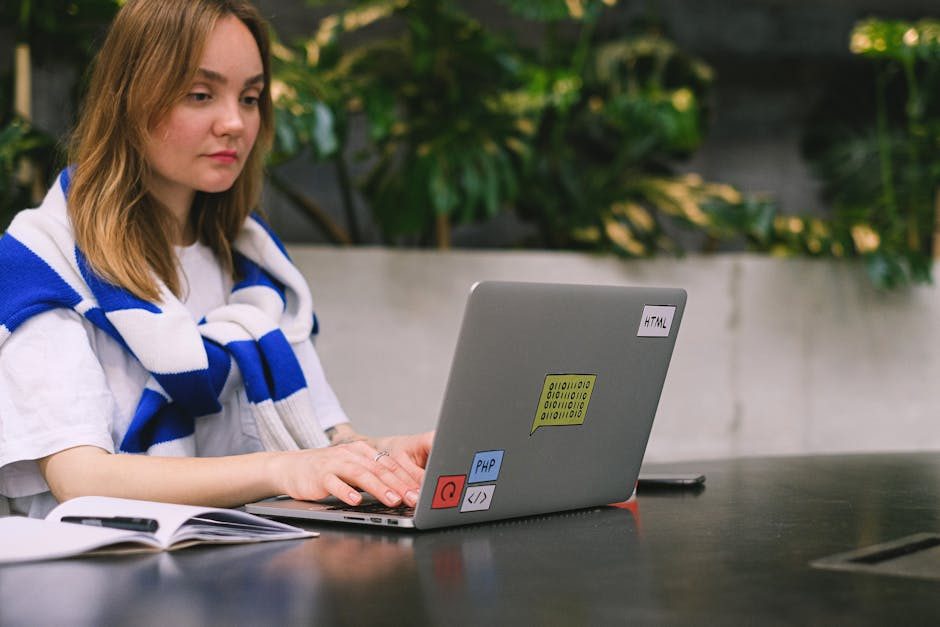 Portrait von Mara K. mit Laptop im Lernumfeld